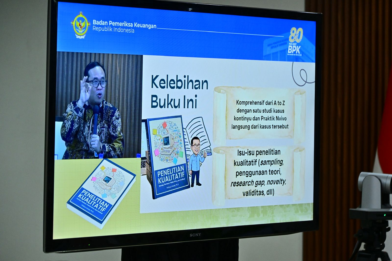 Slide presentasi yang menampilkan kelebihan buku Penelitian Kualitatif saat acara berlangsung.