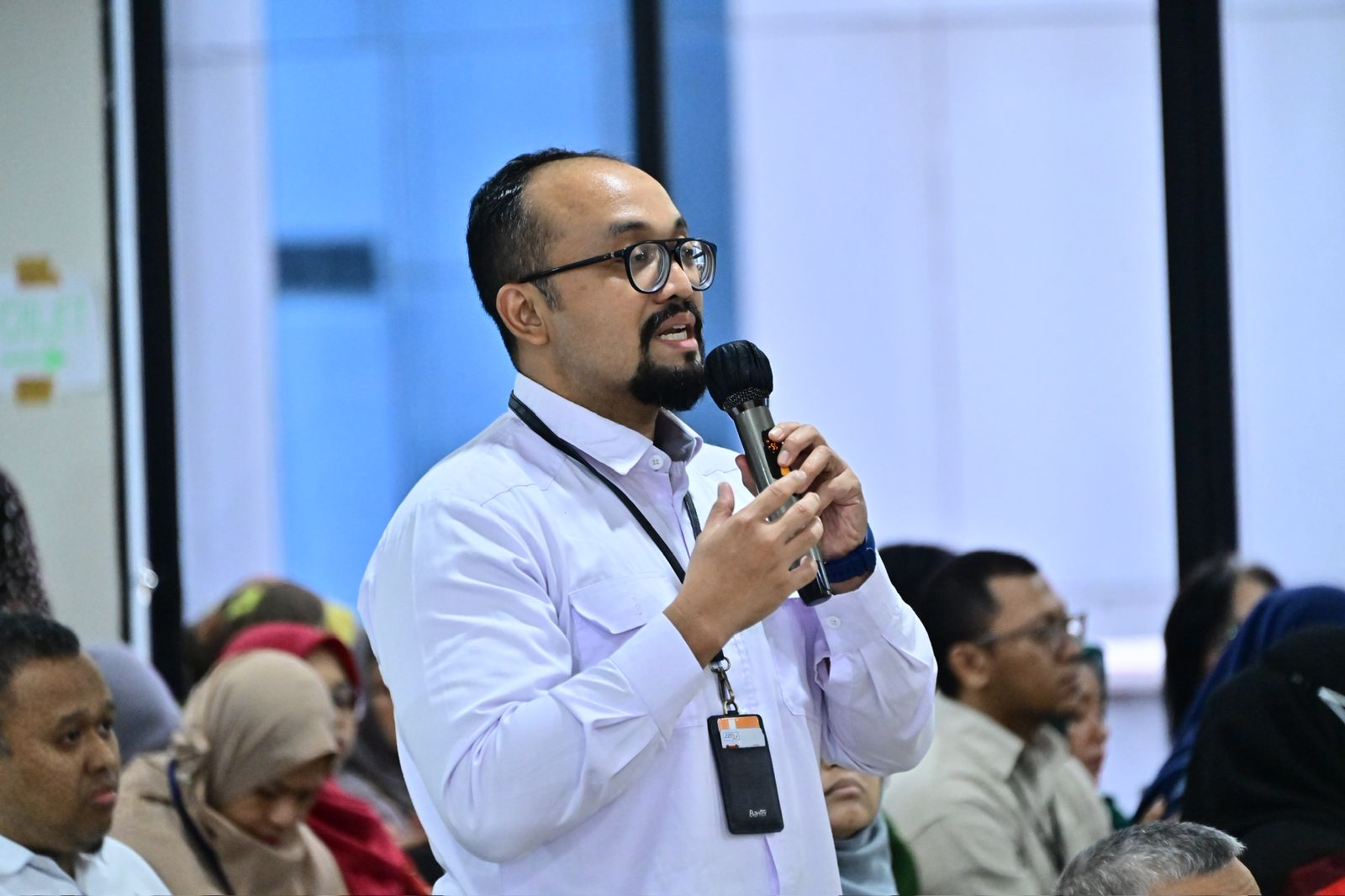 Peserta Study Club bertanya dengan mikrofon di sesi diskusi