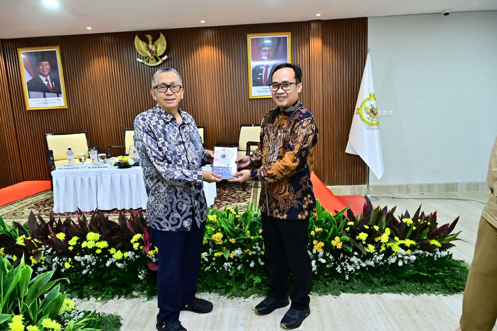 Penyerahan buku kepada Prof Moermahadi Soerja Djanegara. Ketua BPK Periode 2017-2019 pada acara Bedah Buku Penelitian Kualitatif di BPK.