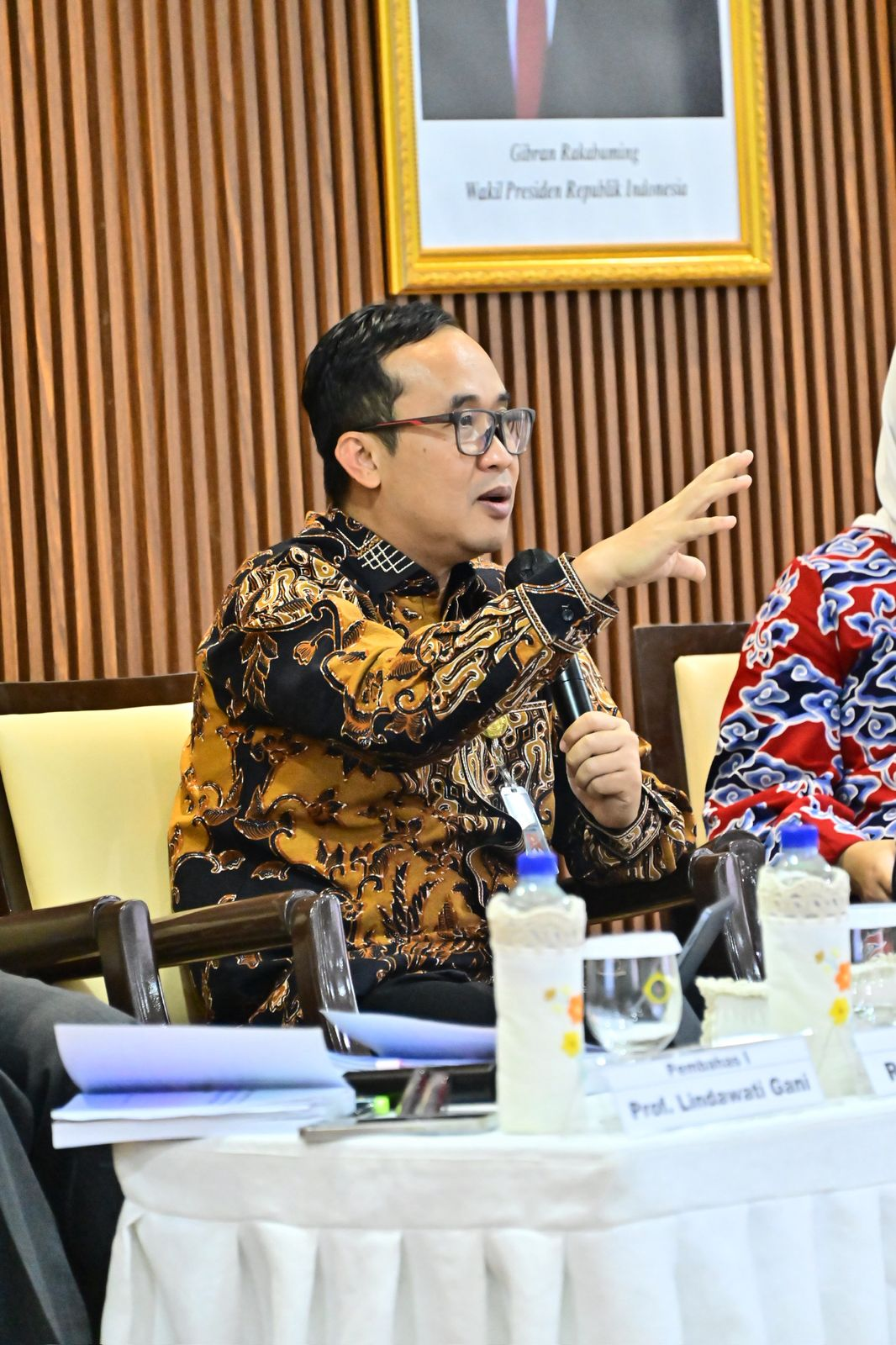 Firdaus Amyar sedang memaparkan materi dalam acara Bedah Buku Penelitian Kualitatif.