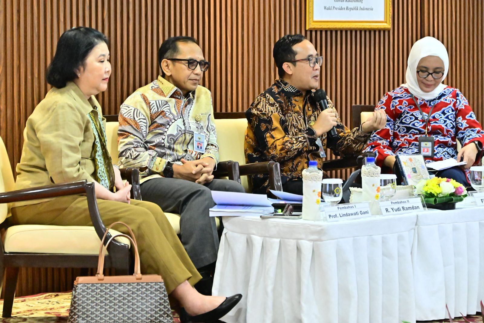 Diskusi panel Bedah Buku Penelitian Kualitatif bersama pembahas dan moderator.
